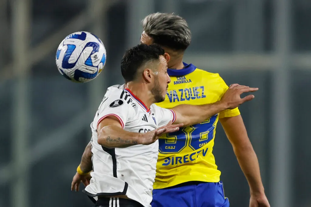 Ramiro Gónzalez disputando un balón aéreo frente a Luis Vázquez, en el partido de Colo-Colo frente a Boca Juniors por Copa Libertadores.