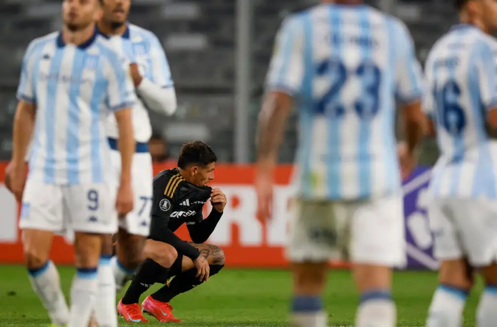 Colo-Colo dejó escapar el triunfo frente a Racing en los minutos finales.