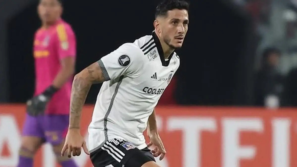 Gonzalo Castellani disputando un partido con la camiseta de Colo-Colo.
