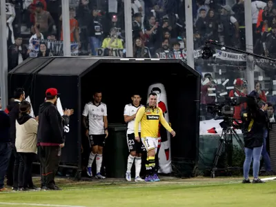 [VIDEO]: El emotivo túnel de entrada a la cancha que Colo-Colo preparó para Esteban Paredes