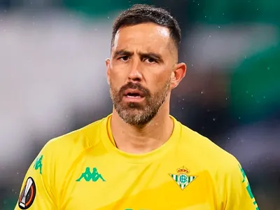 Figura del Manchester City no ocultó su idolatría por Claudio Bravo y lo comparó con una leyenda mundial