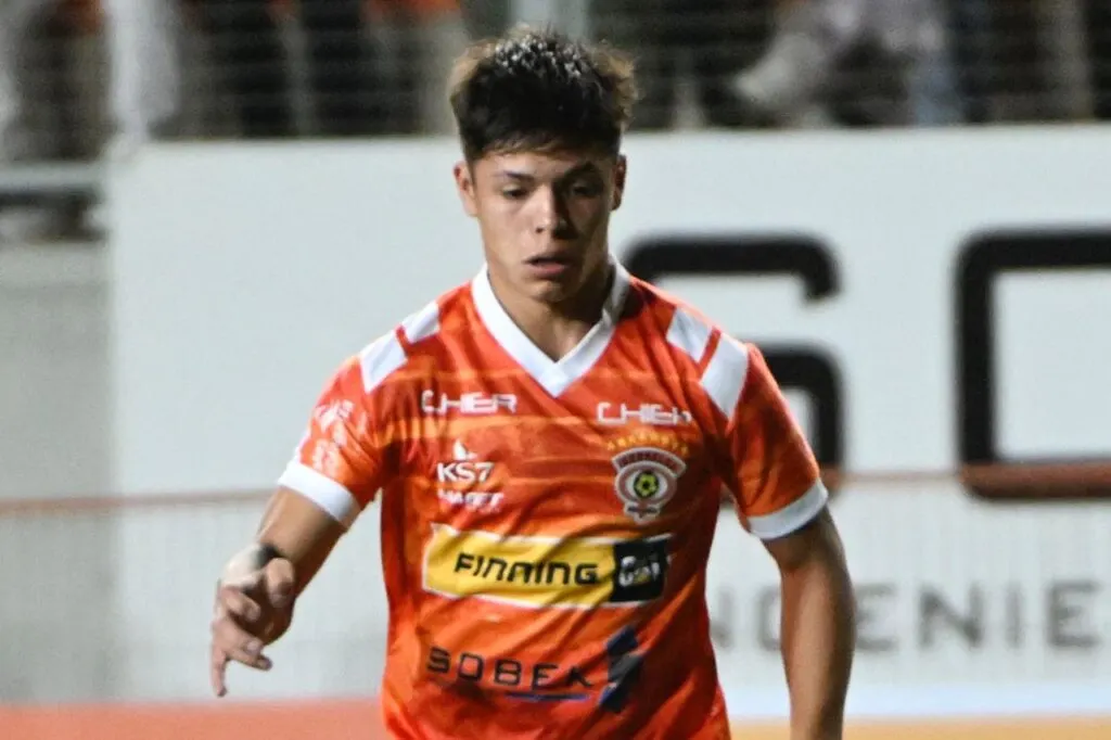 Tomás Roco con la camiseta de Cobreloa.