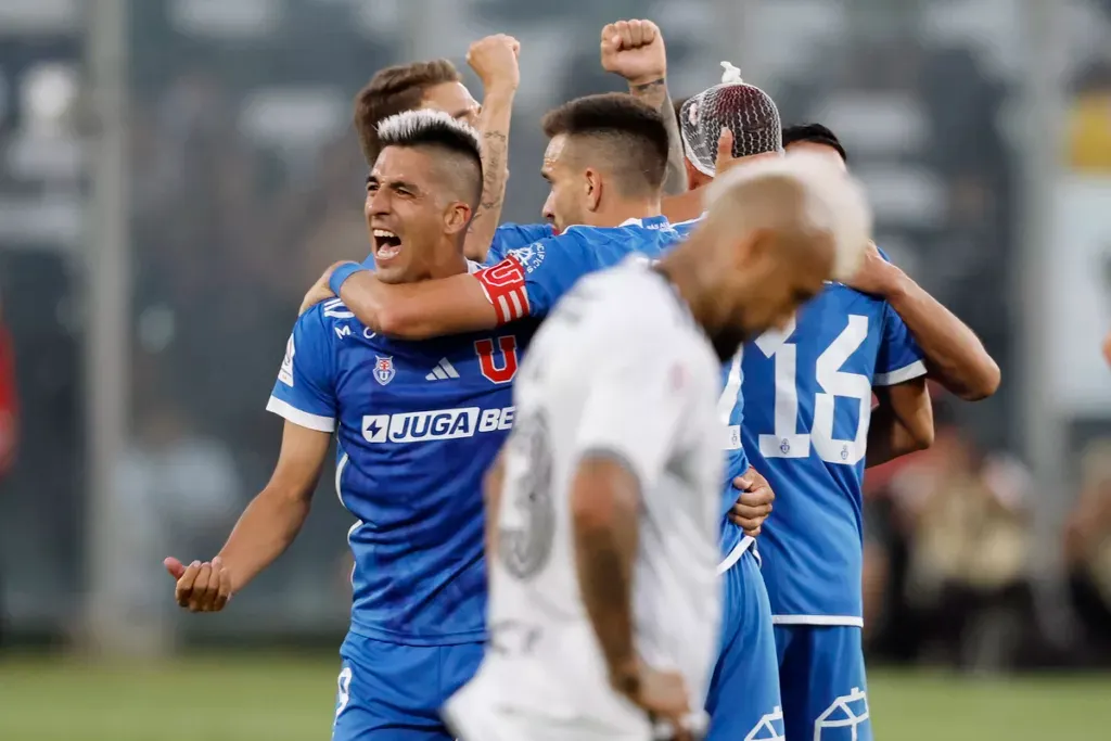 Jugadores de Universidad de Chile celebrando ante un cabizbajo Arturo Vidal.