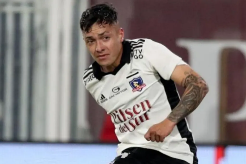 Cristián Zavala con cara de preocupación jugando por Colo-Colo.