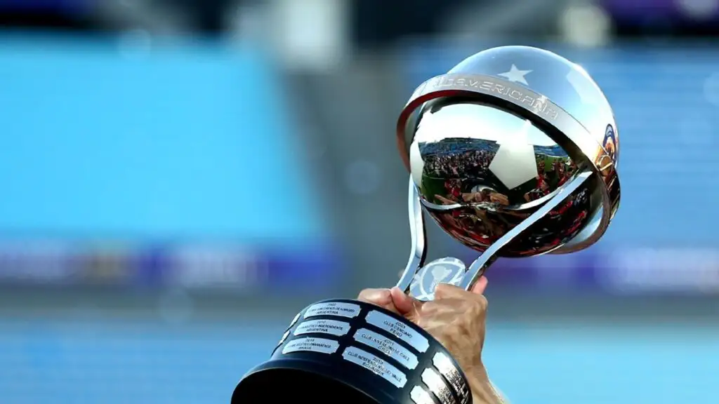 Esteban Pavez señaló que Colo-Colo debe empezar a ver la posibilidad de clasificar a la Copa Sudamericana.