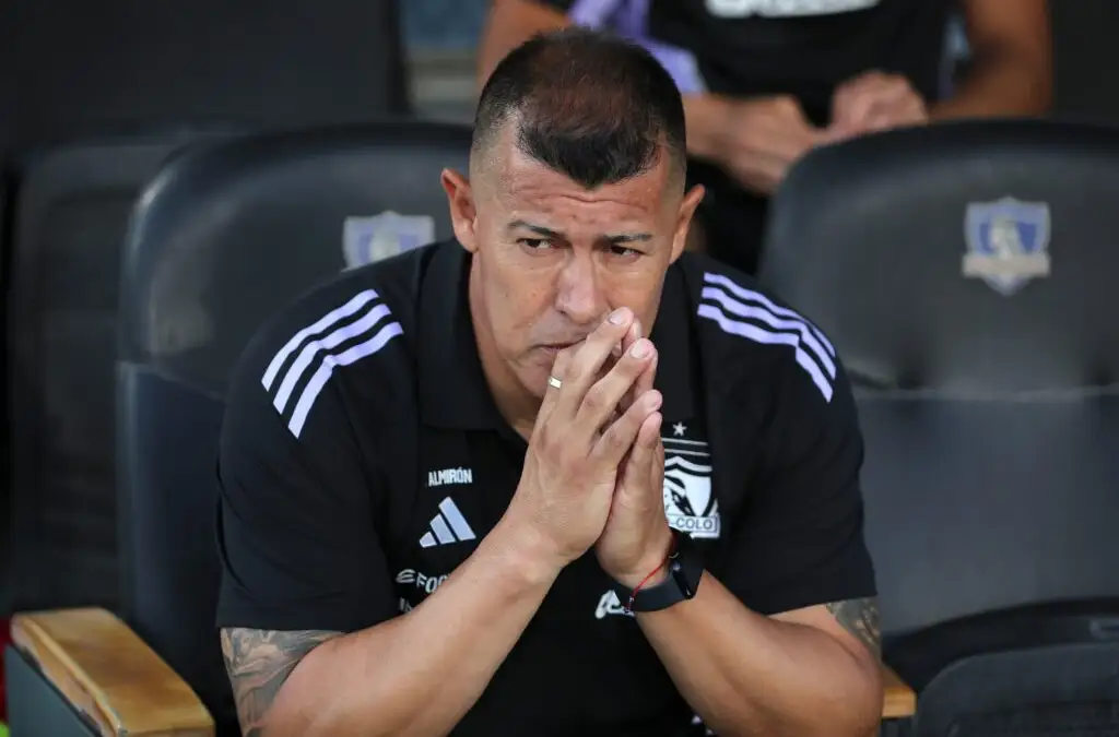 Jorge Almirón es cuestionado por el rendimiento de Colo-Colo.