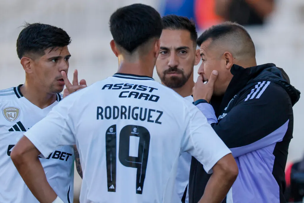 Futbol, Deportes Limache vs Colo Colo. Fecha 10, Liga de Primera 2025. El entrenador de Colo Colo Jorge Almiron es fotografiado durante un partido de primera division contra Deportes Limache disputado en el estadio Bicentenario Lucio Farina de Quillota, Chile. 02/05/2025 Andres Pina/Photosport Football, Deportes Limache vs Colo Colo. 10th turn, 2025 First Division League. Colo Colo’s head coach Jorge Almiron is pictured during a first division match against Deportes Limache at the Bicentenario Lucio Farina stadium in Quillota, Chile. 02/05/2025 Andres Pina/Photosport