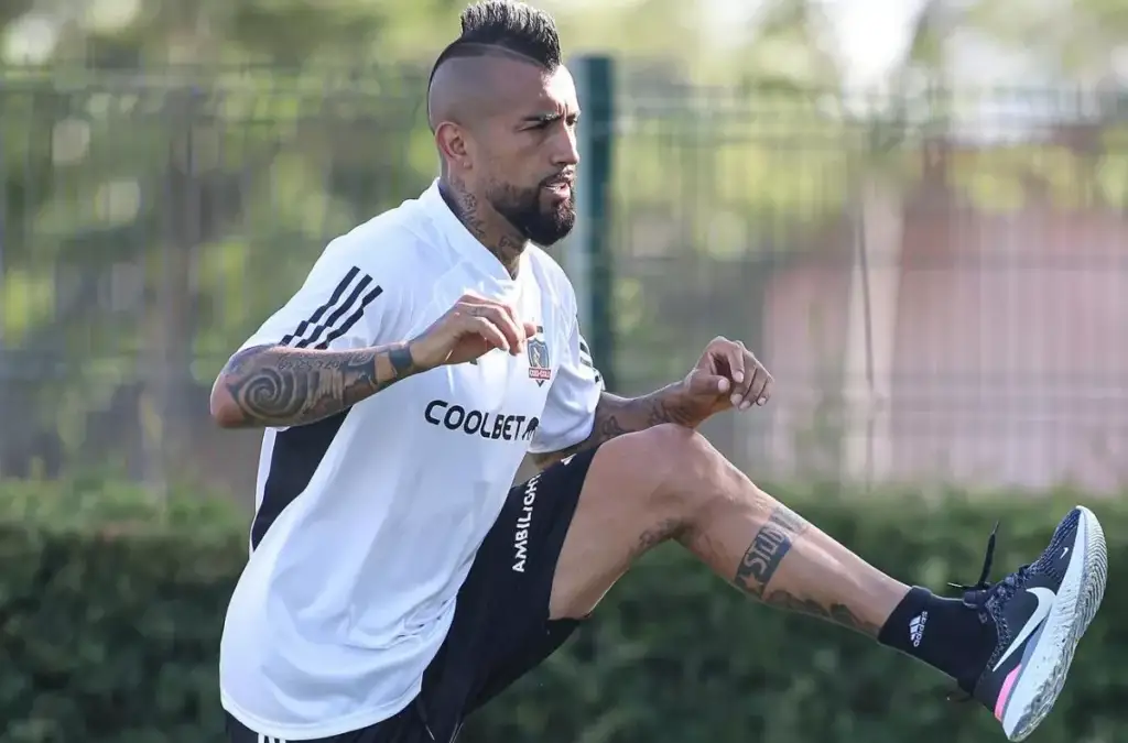 Arturo Vidal entrenando por Colo-Colo en el Estadio Monumental.