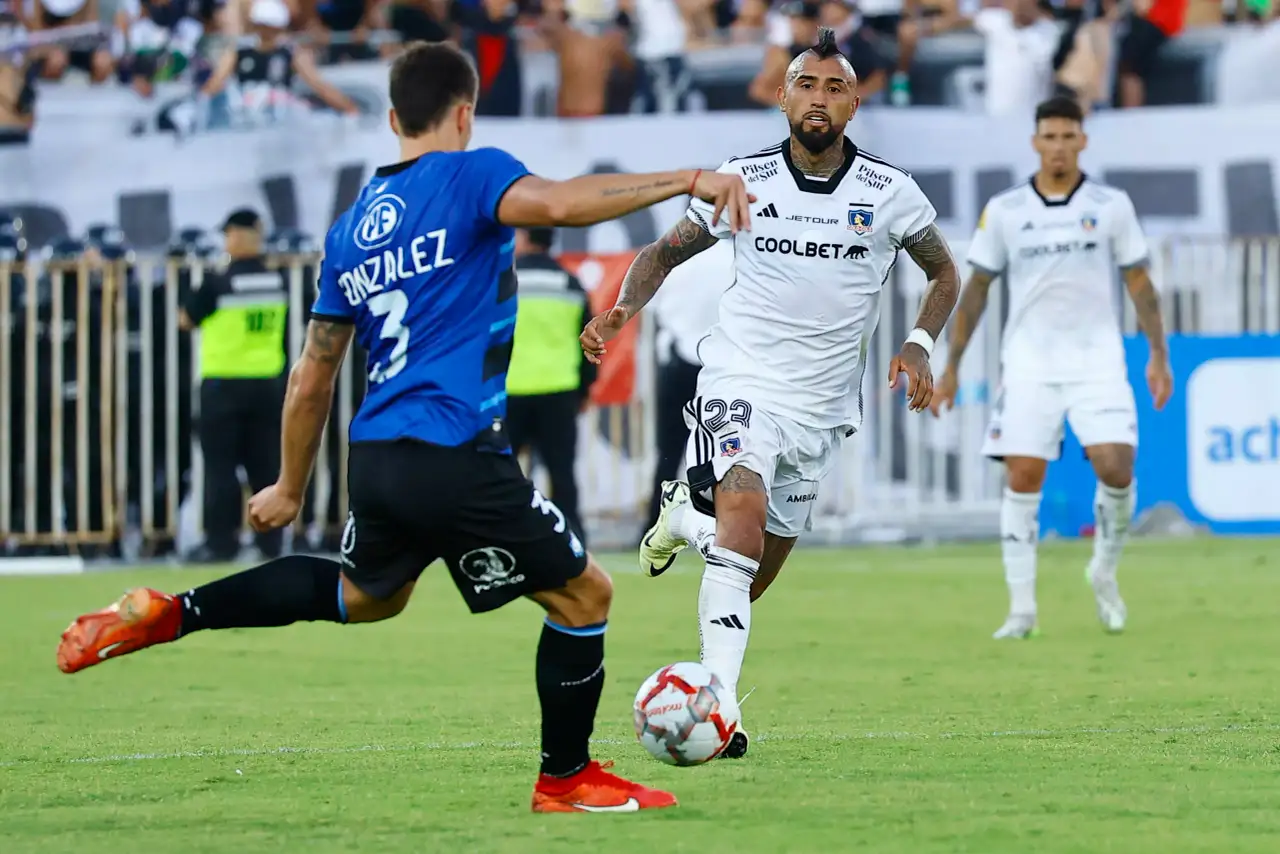 Futbol, Huachipato vs Colo Colo. Supercopa 2024. El jugador de Colo Colo Arturo Vidal, juega el balon contra de Huachipato durante el partido por la Supercopa realizado en el estadio Nacional. Santiago, Chile. 11/02/2024 Marcelo Hernandez/Photosport Football, Huachipato vs Colo Colo. Supercopa 2024 Colo Colo’s player Arturo Vidal, play the ball against Huachipato during the Supercopa match at the Nacional stadium in Santiago, Chile. 02/11/2024 Marcelo Hernandez/Photosport