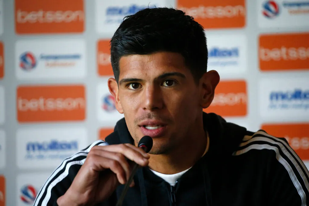 Esteban Pavez toma el micrófono en plena conferencias de capitanes previa al Superclásico 194 entre Colo-Colo y Universidad de Chile.