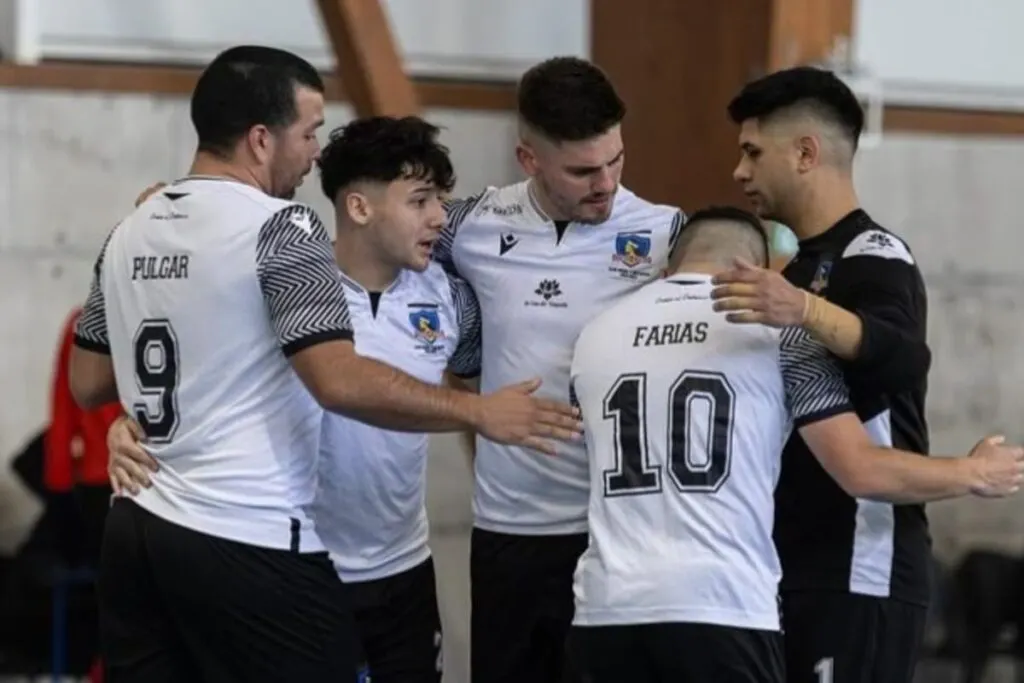 Jugadores de Colo-Colo Futsal celebrando un gol.