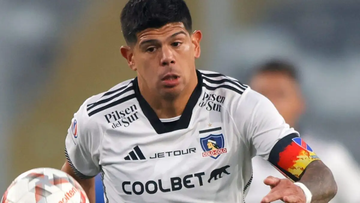 Esteban Pavez. en su rol de capitán de Colo-Colo.