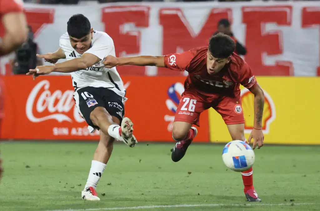 El volante argentino ya marca diferencias en el fútbol chileno. Foto: Dragomir Yankovic/Photosport.