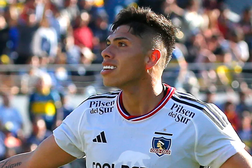 Carlos Palacios sonriendo con la camiseta de Colo-Colo.