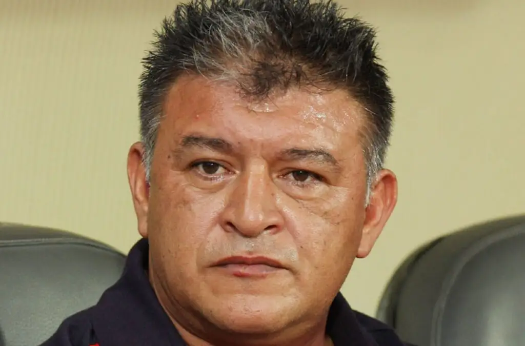 Claudio Borghi arenga a los jugadores de Colo-Colo de cara a su visita ante Boca Juniors.