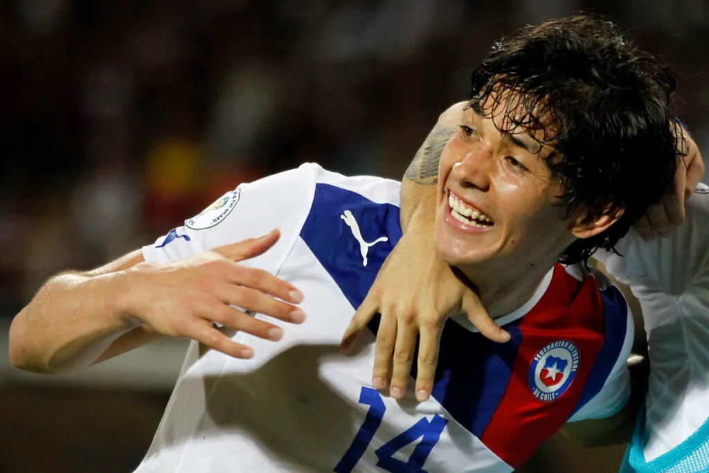 Matías Fernández sonriendo con la camiseta de la selección chilena.
