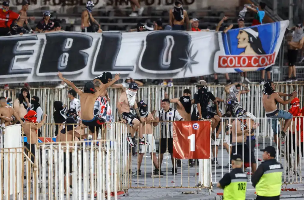 Hinchas de Colo-Colo en las tribunas