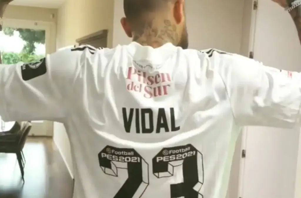 Arturo Vidal con la dorsal 23 en una camiseta de Colo-Colo.