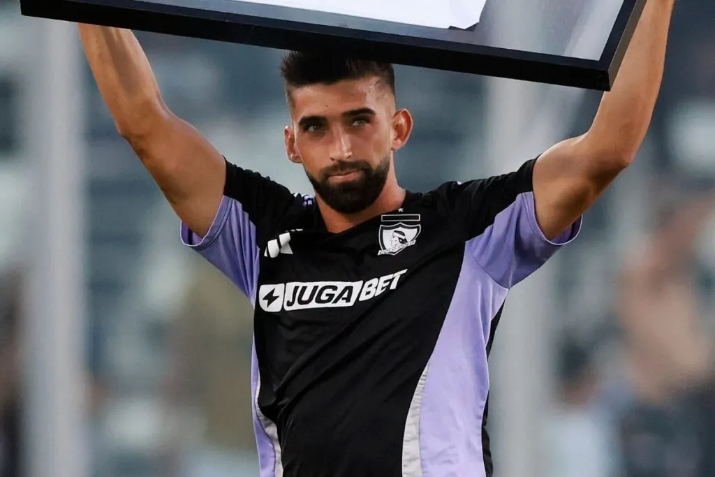 Emiliano Amor siendo homenajeado por cumplir 100 partidos con Colo-Colo.