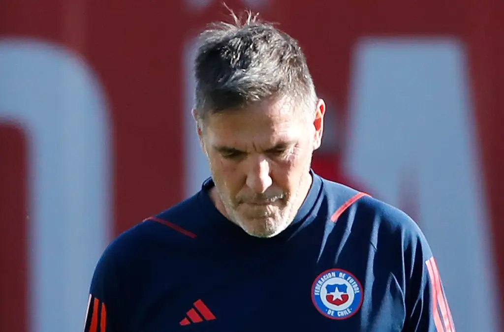 Eduardo Berizzo podría vivir sus últimas semanas al mando de ‘La Roja’.
