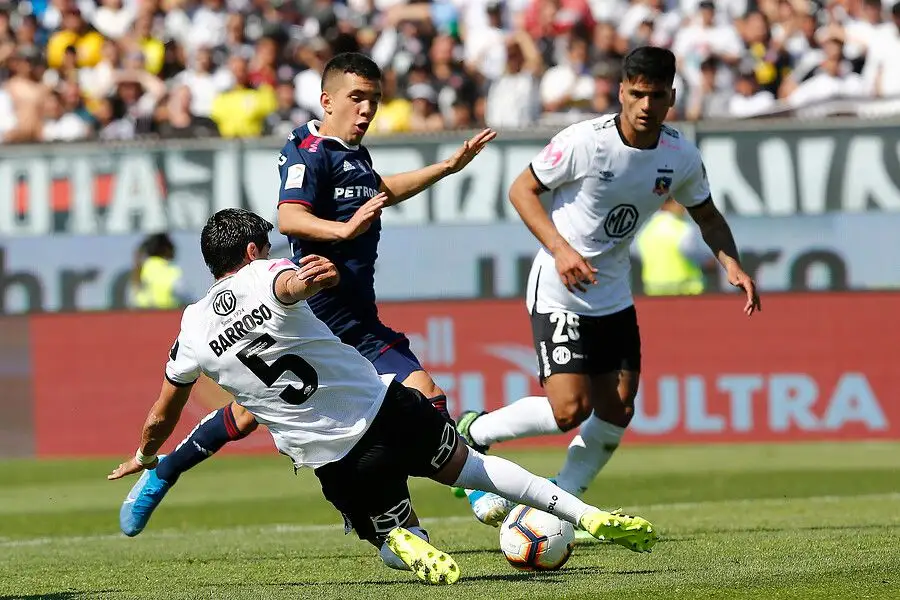 Leonardo Fernández desperdició una inmejorable posibilidad y Colo-Colo se llevó el triunfo por 3-2.
