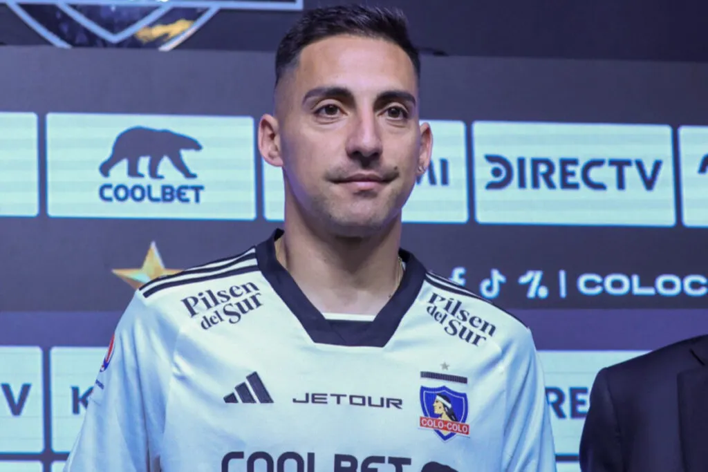 El jugador de Colo-Colo, Javier Correa es presentado como nuevo refuerzo