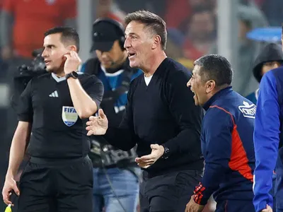 «Me alegro»: Eduardo Berizzo se sinceró y escogió al jugador de La Roja que lo maravilló en triunfo ante Perú