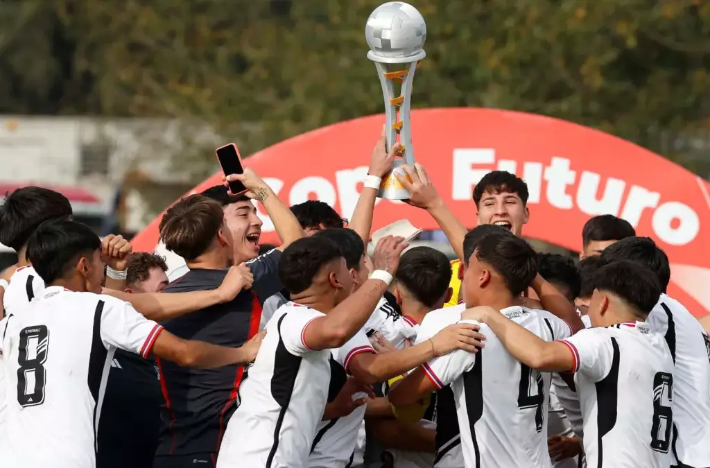 Ángel Díaz y Colo-Colo campeón de la Sub 16 del fútbol chileno.