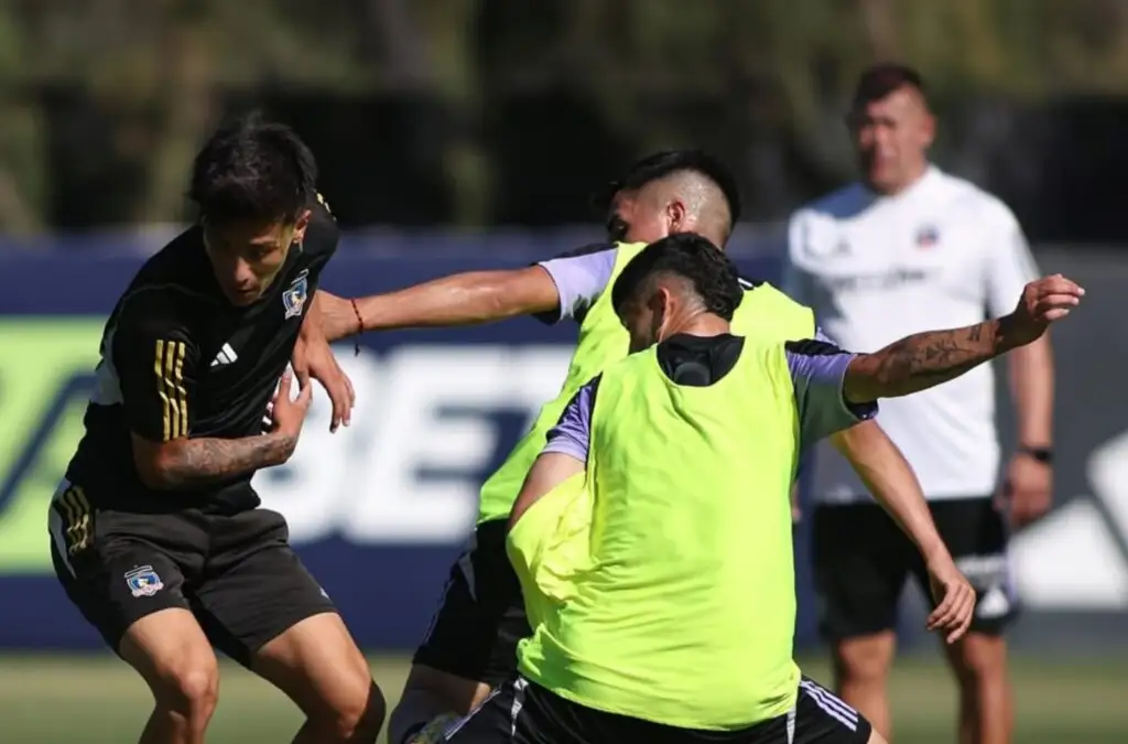 Jorge Almirón realizó un entrenamiento de fútbol entre juveniles y miembros del primer equipo.