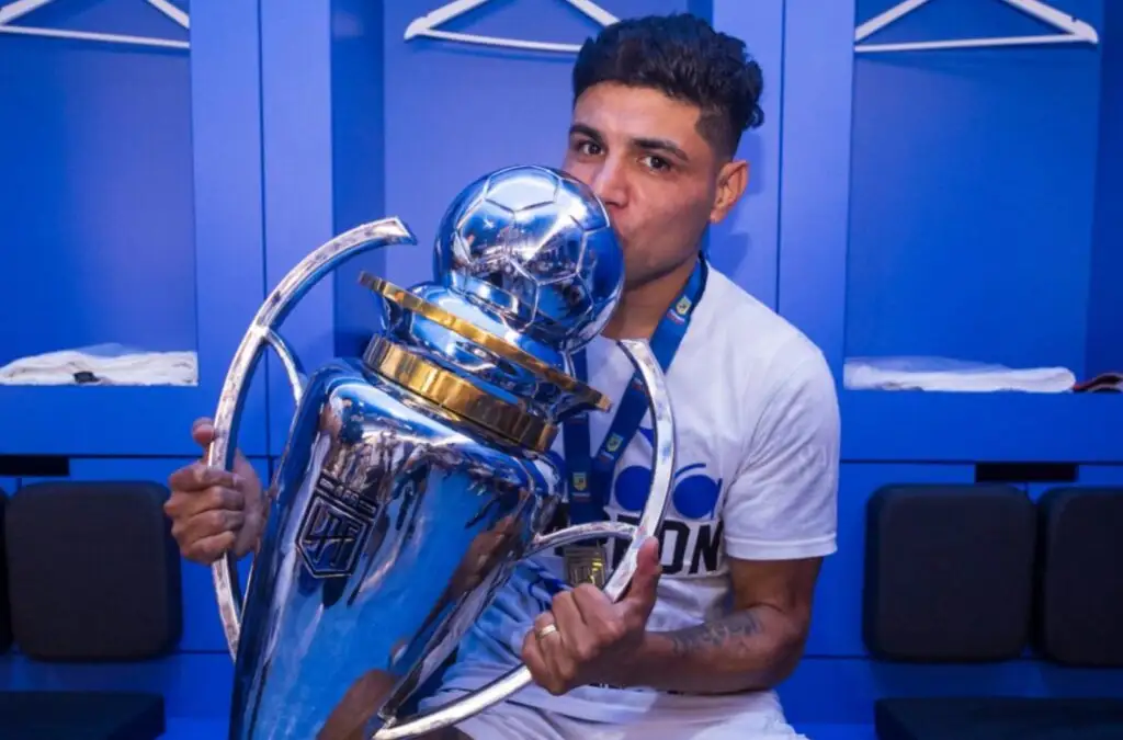 El argentino fue escogido como el mejor jugador del torneo trasandino en el 2024.