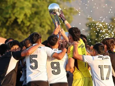 Los 5 ex jugadores que suman bonos para ser el nuevo jefe del fútbol joven de Colo-Colo