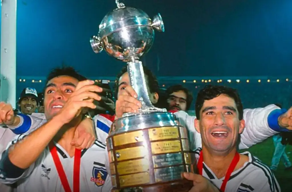 Jaime Pizarro como capitán levantando la Copa Libertadores el año 1991 junto al carrilero derecho, Rubén Espinoza.