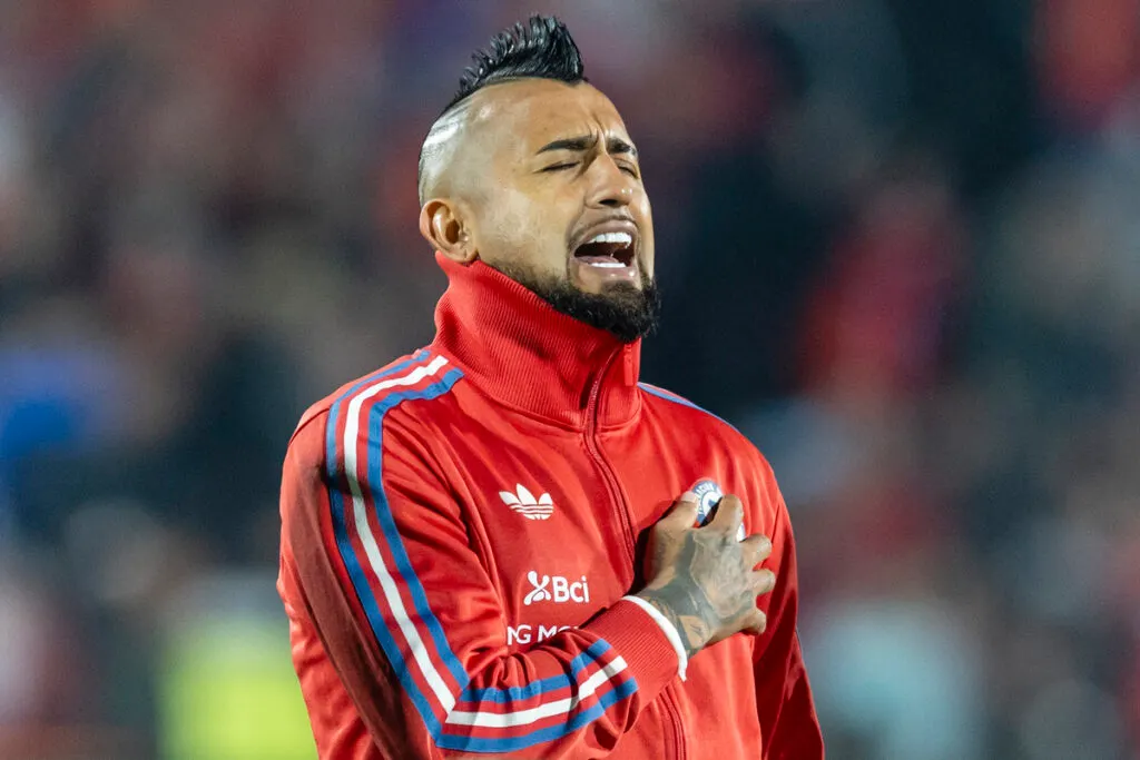Arturo Vidal cantando el himno nacional en duelo de Chile y Argentina por las Eliminatorias Sudamericanas.