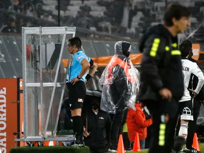 Premio nacional de periodismo barre con el VAR en el duelo ante Colo-Colo y se lanza contra José Cabero