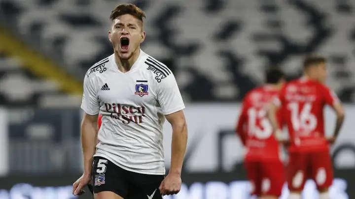 Leonardo Gil marcando el segundo gol del partido contra Curicó Unido.