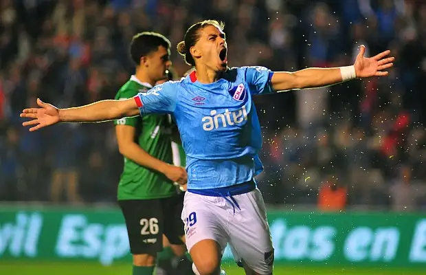 Thiago Vecino ante Alianza Lima por Copa Libertadores (Foto: Dante Fernández / FocoUy)