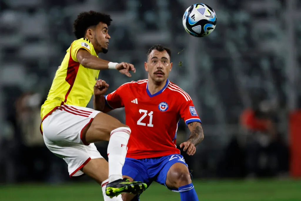 Matías Catalán disputando un duelo frente a Luis Díaz en el partido de Chile vs Colombia.