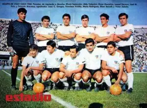 Víctor Zelada (abajo, último de izquierda a derecha) vistió la camiseta de Colo-Colo entre 1966 y 1970.