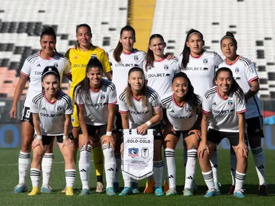 [FOTO] Garra Blanca se luce con un aplaudido lienzo por el día de la madre en partido de Colo-Colo Femenino