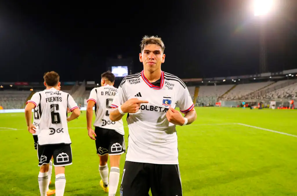 Carlos Palacios anotó dos goles en el triunfo de Colo-Colo.