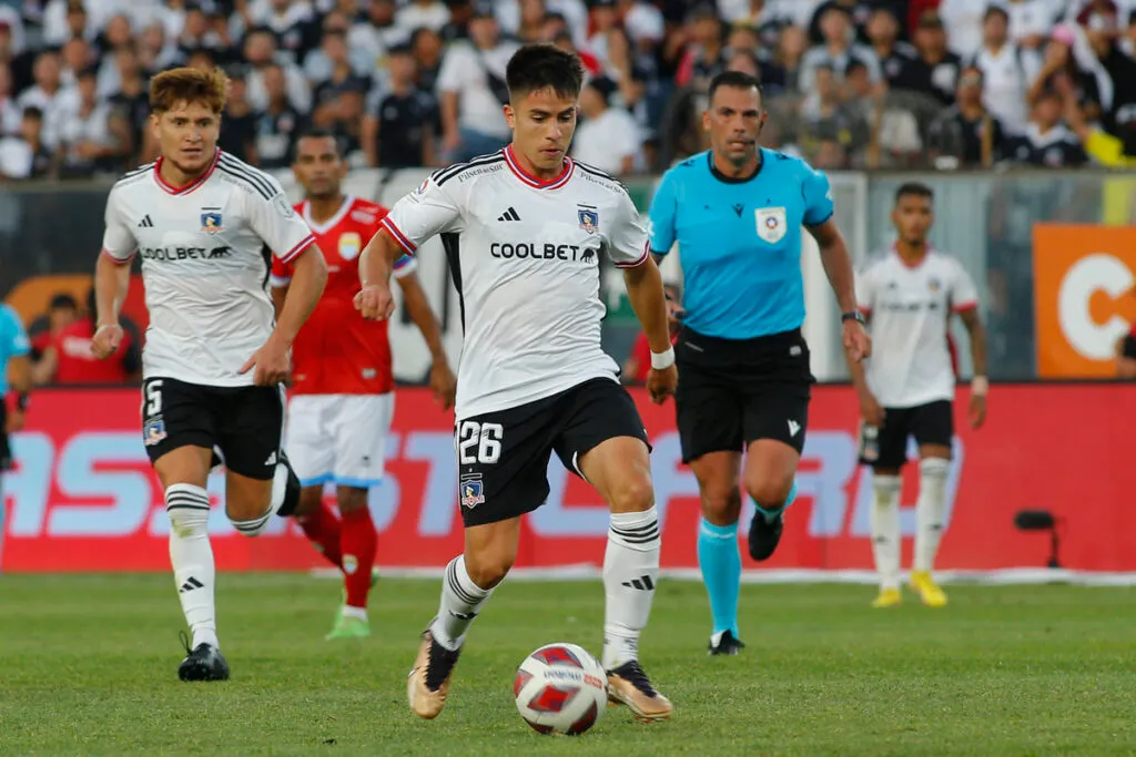 Matías Moya jugando con la camiseta de Colo-Colo
