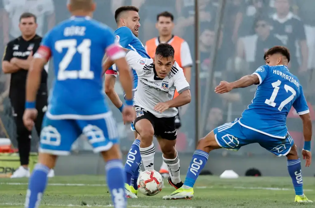 Vicente Pizarro en acción contra la U en el Estadio Monumental.