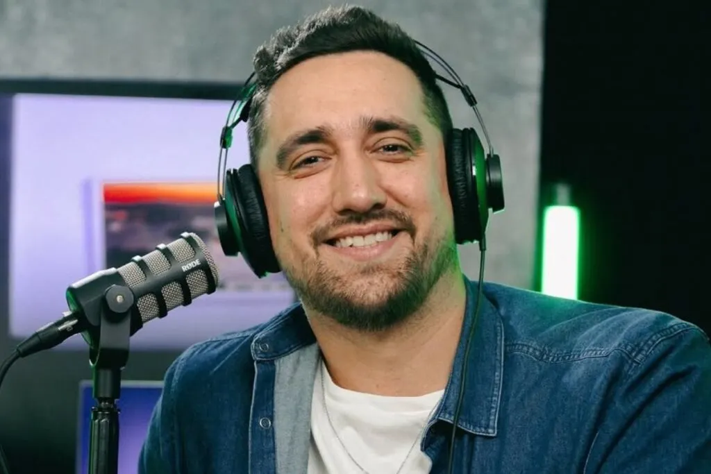 Marcelo Muñoz en un estudio de radio con micrófono y audifónos.
