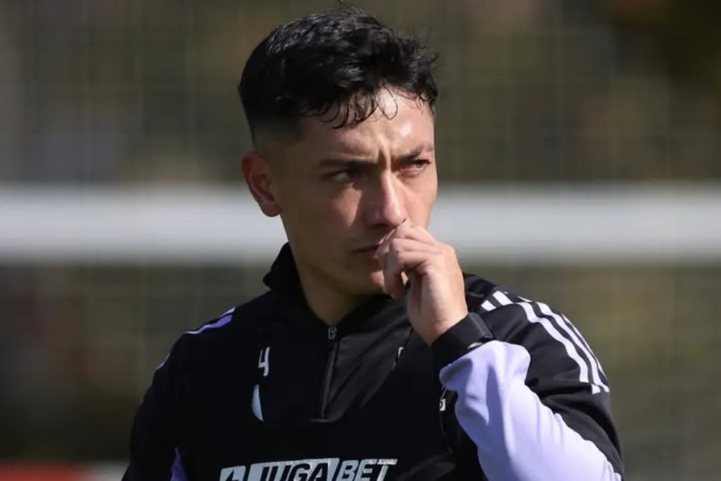 Primer plano de Cristián Zavala con camiseta de Colo-Colo en un entrenamiento en el Estadio Monumental.