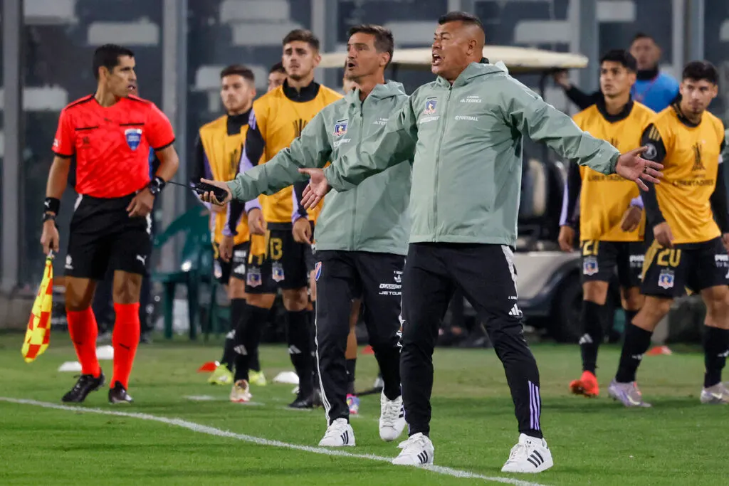 Jorge Almirón dirigiendo a Colo-Colo.