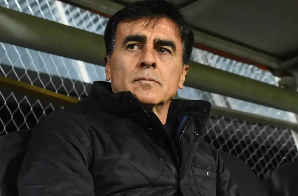 Blanco y Negro apostaría por la continuidad de Gustavo Quinteros en Colo-Colo.