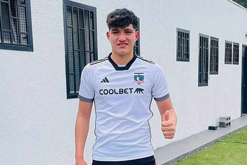 Juan Pablo Canales posando con la camiseta de Colo-Colo.