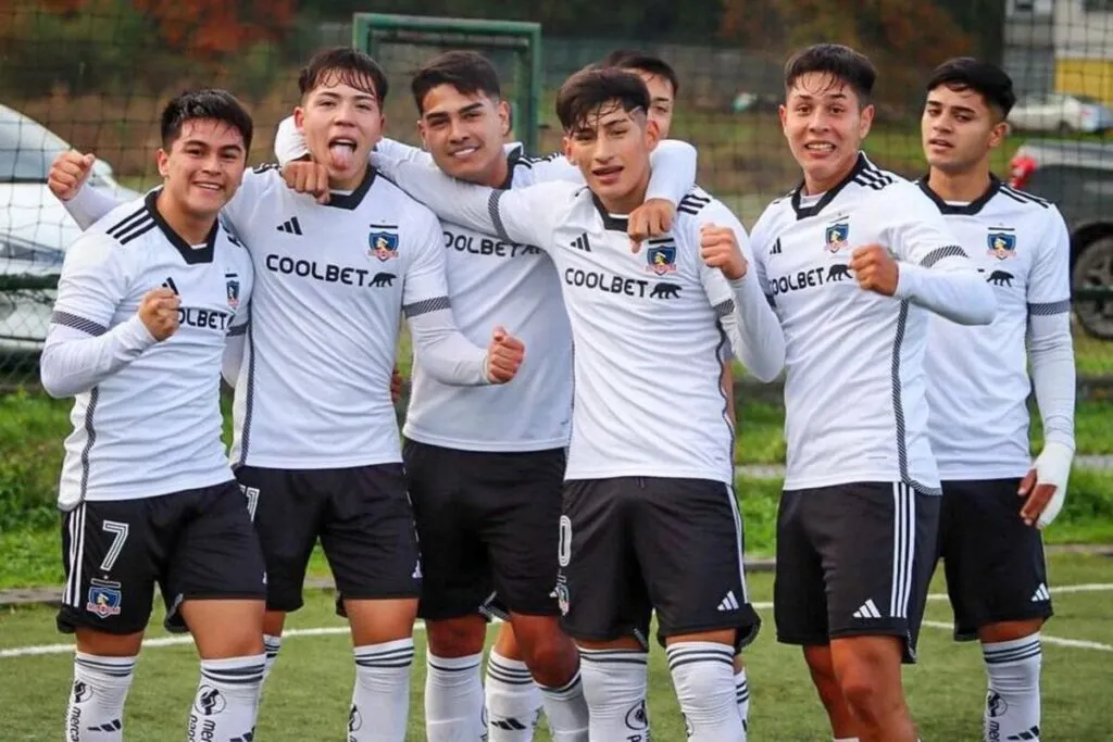 Jugadores de Colo-Colo Proyección celebrando un gol.