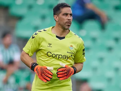 VIDEO| Reflejos intactos: Claudio Bravo realizó fantástica atajada que sacó aplausos en victoria del Betis