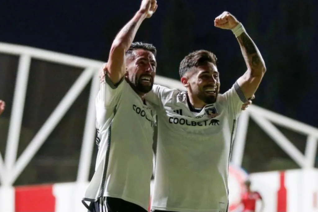 Marcos Bolados y Mauricio Isla celebrando el gol de Colo-Colo.